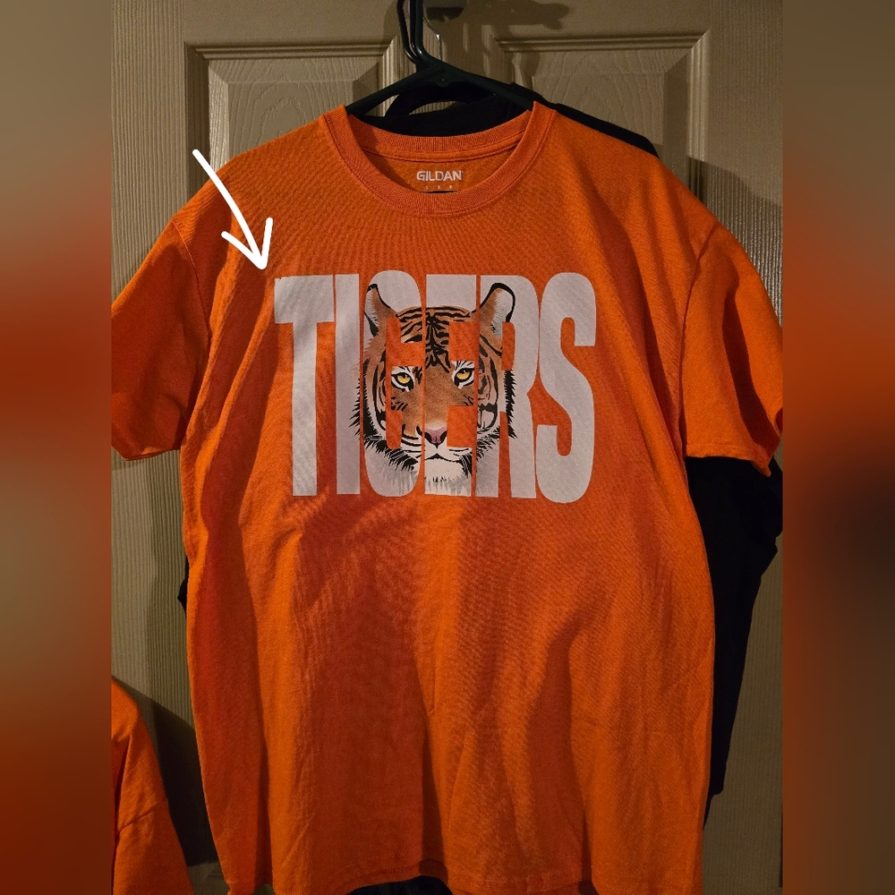 NEW! Unisex short sleeved "Tigers" t-shirt - Sz. L.